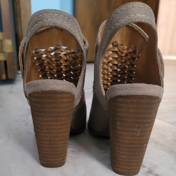 Women's size 7 shoes - Picture 4 of 6